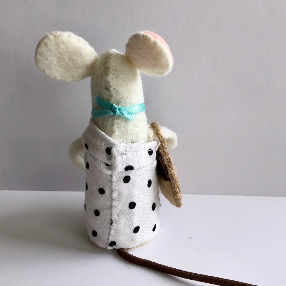 Boho Felt Mouse Art Doll hand-sewn straw bag brass feather shopping summertime - Picture 9 of 10